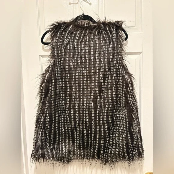 Hot & Delicious Faux Fur Vest in Brown and Cream - Picture 3 of 3
